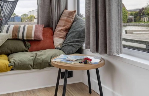 Woudsend House | Harboursuite 2 incl. motorboot by Interhome
