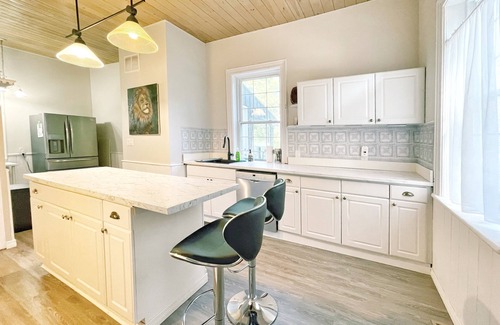 Washago House | Harmonious Cottage by the river