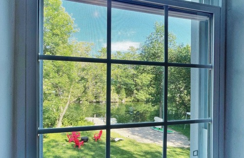 Washago House | Harmonious Cottage by the river