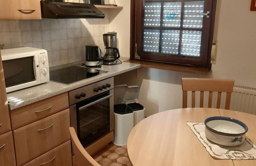 Erlenbach bei Dahn Apartment | Haus Doris (view to the castle), Weis - apartment/apartment, shower, toilet, balcony