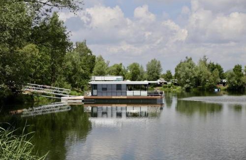 Godelheim Boat Rental | Hausboot Black Pearl - LP1