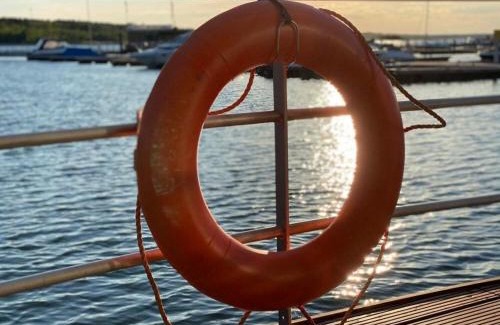 Klitten Boat Rental | Hausboot the Hideaway LP25
