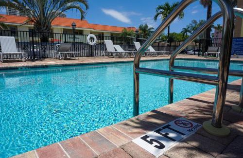 Palm Beach Shores Apartment | Haven - Walk to the Beach, Free Bikes, and Pool!