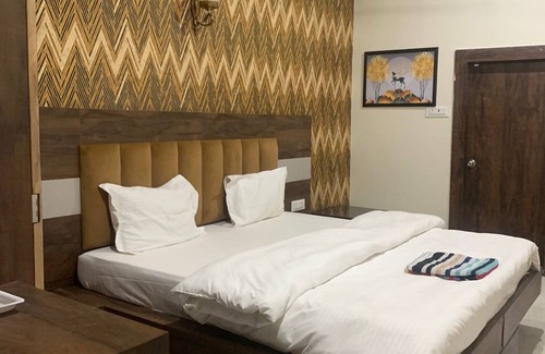 Mauganj Hotel | HAWELI RESTAURANT AND GUEST HOUSE