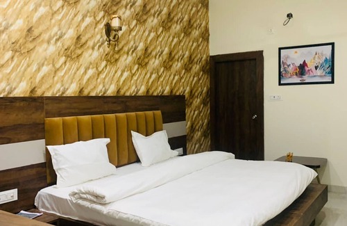 Mauganj Hotel | HAWELI RESTAURANT AND GUEST HOUSE