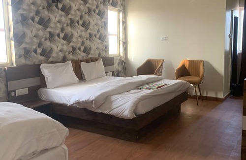 Mauganj Hotel | HAWELI RESTAURANT AND GUEST HOUSE