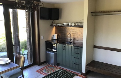 Lake Hayes Apartment | HawkRidge Honeymoon Alpine Suite - Spa Pool, Mountain views