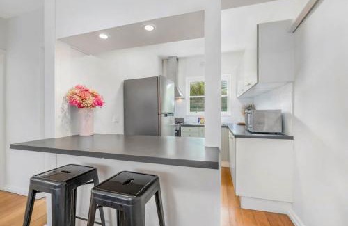 Hawthorn Apartment | Hawthorn's Hidden Gem With Free WiFi & Carparking