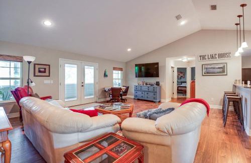 Putnam Hall House | Hawthorne Vacation Rental with Access to Cue Lake