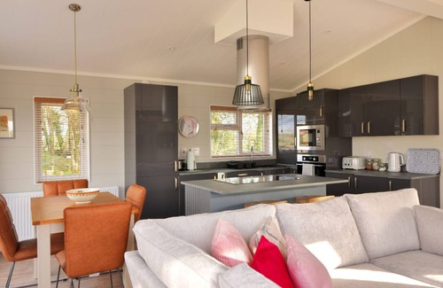 Combpyne Cottage | HAZELWOOD 4 @ PINEWOOD RETREAT, family friendly in Lyme Regis
