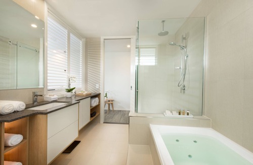 Airlie Beach Hotel | Heart Hotel and Gallery Whitsundays