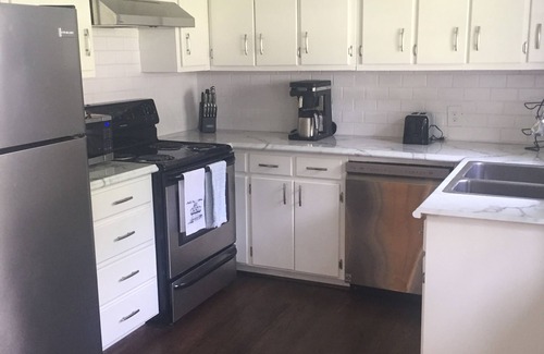 Fairhope House | Heart of Fairhope! Walk to pier & downtown! Newly decorated and Pet friendly.