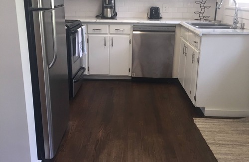 Fairhope House | Heart of Fairhope! Walk to pier & downtown! Newly decorated and Pet friendly.