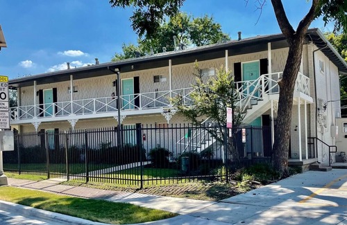 Knox - Henderson Apartment | Heart of Henderson - Modern with Comfy King Bed