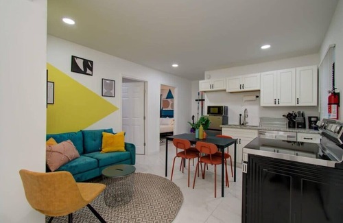 Greater East End House | Heart of Houston - 8-BD/4-BA with Yard