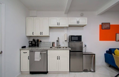 Greater East End House | Heart of Houston - 8-BD/4-BA with Yard