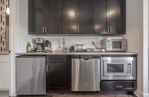 Courier City - Oscawana Apartment | Heart of SOHO Minutes to Downtown and Stadium Unit 1