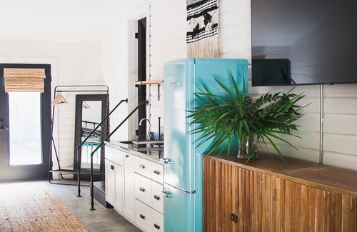 Saint Simons Island Cottage | Heart of the SSI studio cottage, fresh design, WALK to shops/dinner/lighthouse