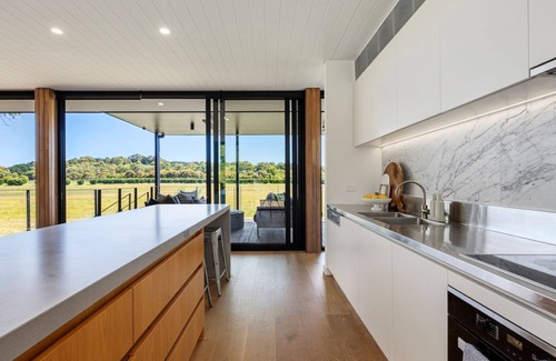 Flinders House | Heated Plunge Pool and Tennis Court - Flinders