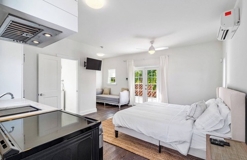 Palm Beach - West Palm Beach House | Heated Pool 5 Mins to Downtown Newly Renovated Guesthouse