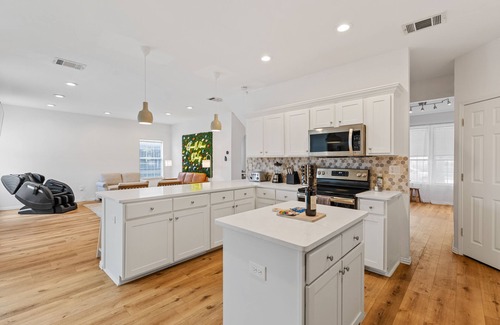 Allen House | Heated Pool, Epic Game Room and Massage Chair