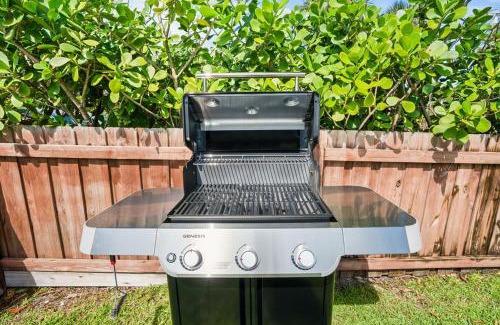 Palm Beach - West Palm Beach House | Heated Pool Grill Fire Pit & Cold Plunge Sleeps 8!