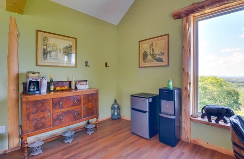 Eureka Springs House | Heated Pool in October + Hot Tub + Fall Color View