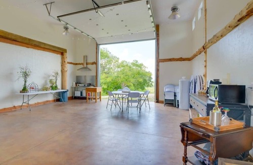 Eureka Springs House | Heated Pool in October + Hot Tub + Fall Color View