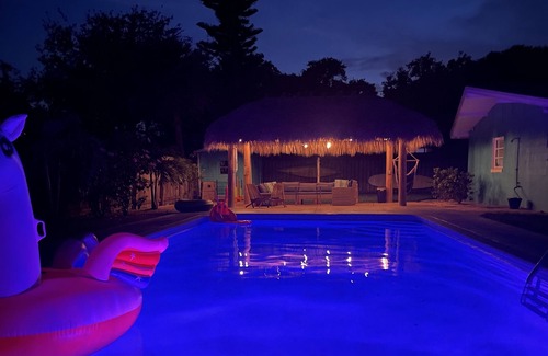 Cocoa Isles House | HeatedLargePool~Walk2Beach~FirePit~MiniGolf~2Kings~BeachGear~TikiHut~Bikes~Games