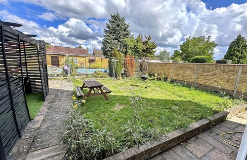 Colnbrook House | Heathrow House with Hot tub and Garden