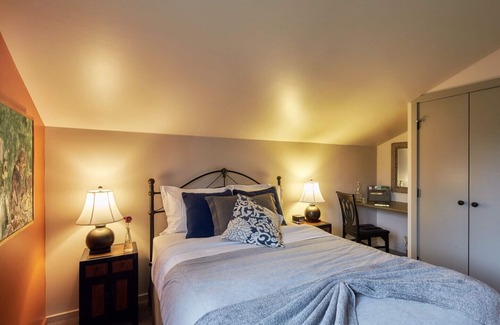 Ganges Bed & Breakfast | Hedgerow House A Gulf Island Inn - Studio Room