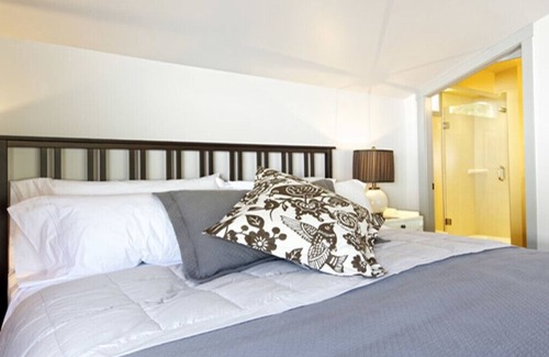 Ganges Bed & Breakfast | Hedgerow House A Gulf Island Inn - Balcony Room