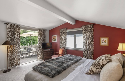 Ganges Bed & Breakfast | Hedgerow House A Gulf Island Inn - Balcony Room