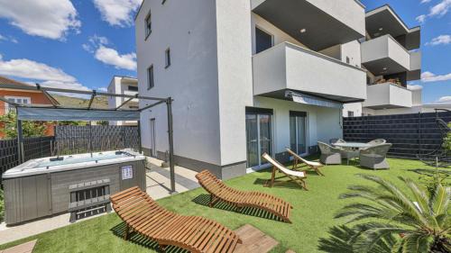 Trogir Apartment | Hedonist-Luxury 2 bedroom apartment with private HOT TUB, garden and free parking
