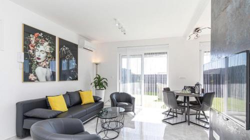 Trogir Apartment | Hedonist-Luxury 2 bedroom apartment with private HOT TUB, garden and free parking