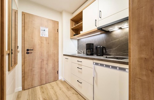 Riedenburg Apartment | Helle Suite im Landhausstil mit Küchenzeile