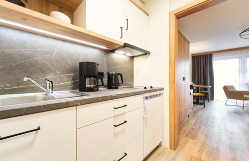 Riedenburg Apartment | Helle Suite im Landhausstil mit Küchenzeile