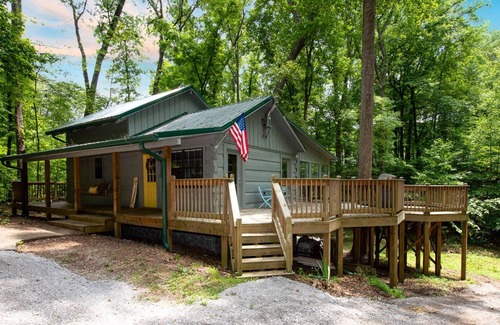 Walland Cabin | ☀️ Hello Sunshine, 2 bdrm/1 bath, hot tub & more