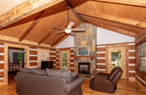 Walland Cabin | ☀️ Hello Sunshine, 2 bdrm/1 bath, hot tub & more