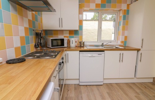 Llanybydder Cottage | HEN BRYNBEDW, pet friendly, with a garden in Llanybydder