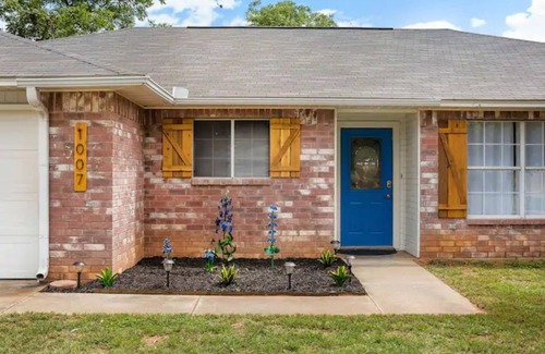 Fredericksburg House | Henrietta Haus | Pet Friendly | Hot Tub | Fire Pit
