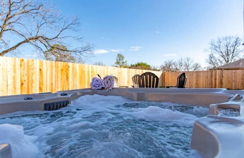 Fredericksburg House | Henrietta Haus | Pet Friendly | Hot Tub | Fire Pit