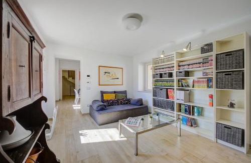 Portese Apartment | Henry-Historic Center 300m From Lake - Happy Rentals