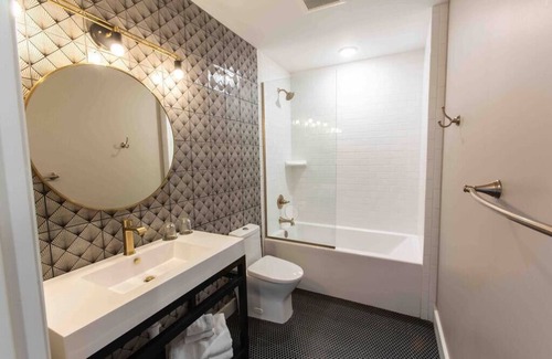 Tyler Park Hotel | Henry Suite 207 at The Bellwether Hotel