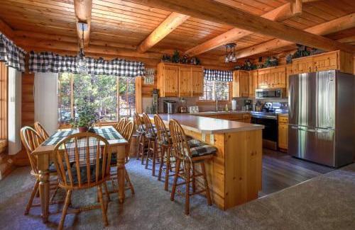 Island Park House | Henrys Cast by KABINO Hot Tub Large Driveway PS4 Dog Friendly Fire Pit Fireplace