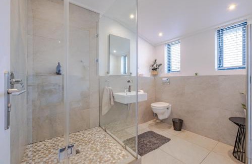 Kareeberg Apartment | Hermanus Waterfront Studio Apartment , Modern and Cosy with Workspace