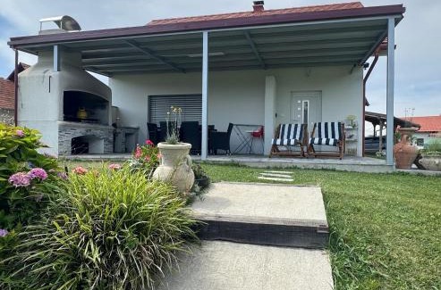 Videm House | Hiška pri brajdah