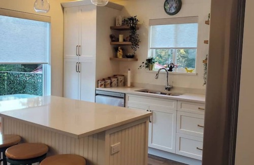 Halfmoon Bay Cottage | Hi N Dri -Warm & Welcoming-Great for Weekend Getaways-Across from Beach access.