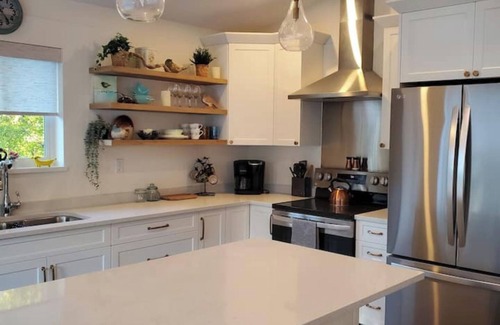 Halfmoon Bay Cottage | Hi N Dri -Warm & Welcoming-Great for Weekend Getaways-Across from Beach access.