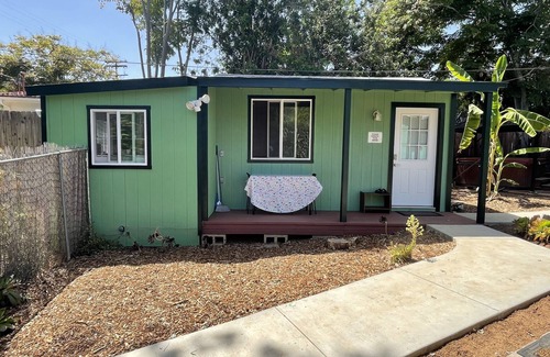 Mount Helix Cabin | Hidden Cabin on the Foothills of Mt. Helix! With Outdoor Hot tub !